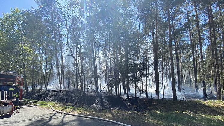 Feuerwehr kämpft gegen Waldbrand