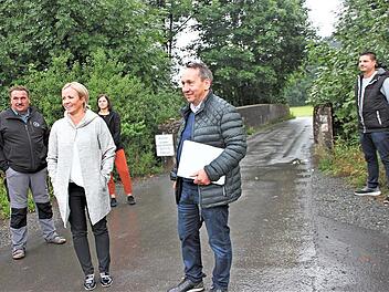 Bei einer Bauausschusssitzung Ende August machten sich die Mitglieder ein Bild vom Zustand der Brücke bei der Zigeunerschneidmühle.