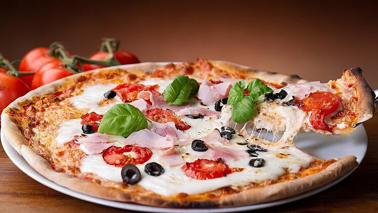 Symbolbild: Pizza, Salamipizza