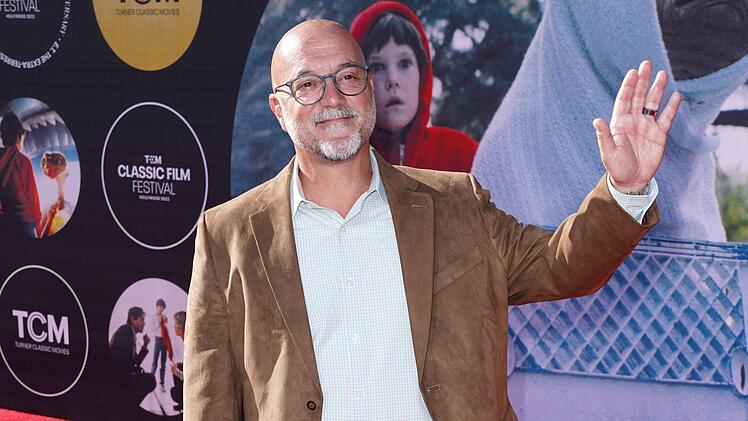 K.C. Martel hatte bereits in den 1970er im Horrorfilm "Amityville Horror" (1979) und einigen Serien mitgespielt. Heute arbeitet er als Finanzberater in seiner eigenen Firma.