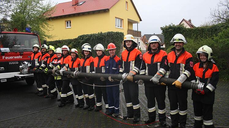 Teamarbeit war angesagt bei den Teilnehmerinnen und Teilnehmern der Feuerwehr Leistungsprüfung aus Hausen und Kleinbrach.