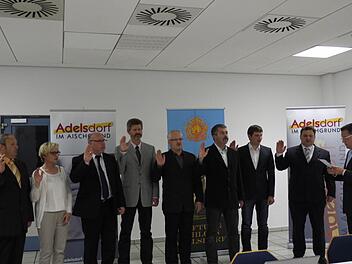 Bürgermeister Karsten Fischkal (r.) vereidigte die neuen Gemeinderäte Marion Bierlein, Andreas Dittner, Erwin Bergner, Peter Zöbelein, Gerhard Stingel, Uwe Pöschl, Johannes Funke und Michael Auer. Foto: Pauline Lindner