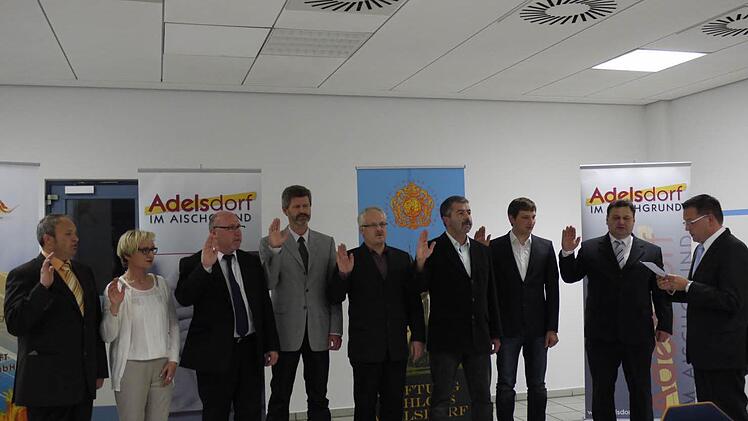 Bürgermeister Karsten Fischkal (r.) vereidigte die neuen Gemeinderäte Marion Bierlein, Andreas Dittner, Erwin Bergner, Peter Zöbelein, Gerhard Stingel, Uwe Pöschl, Johannes Funke und Michael Auer. Foto: Pauline Lindner