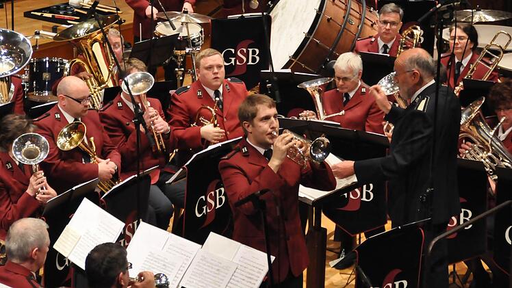 Beim Auftakt-Konzert zur Deutschen Brass-Meisterschaft in Bad Kissingen am Freitag hatte die German Staff Band der Heilsarmee auch solistisch viel zu bieten, hier Alexander Valerstein am Cornet beim Solo. Fotos: Peter Klopf
