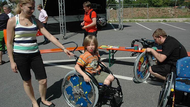 Der sechsjährige Lysander testet den Rollstuhlparcours.