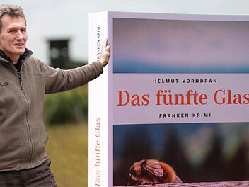 Volker Conrad gibt es jetzt auch als Roman-Figur: Dort ist der Förster aber Biologe. Die Kleidung passt auf jeden Fall immer.Fotos: Heike Beudert/Norbert Vollmann; Montage: Michael Beetz