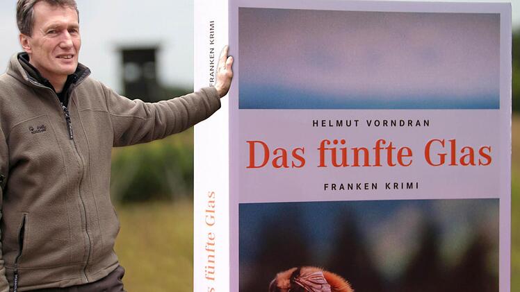 Volker Conrad gibt es jetzt auch als Roman-Figur: Dort ist der Förster aber Biologe. Die Kleidung passt auf jeden Fall immer.Fotos: Heike Beudert/Norbert Vollmann; Montage: Michael Beetz