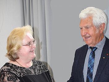 August Werner wird von Tessa Teuchner verabschiedet. Foto: Dieter Britz