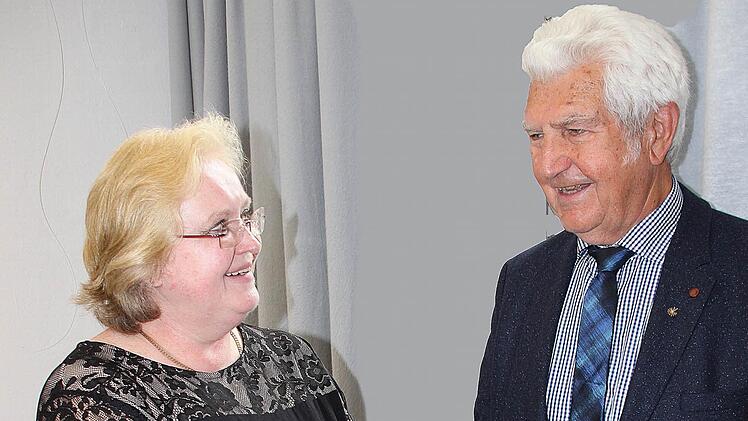 August Werner wird von Tessa Teuchner verabschiedet. Foto: Dieter Britz