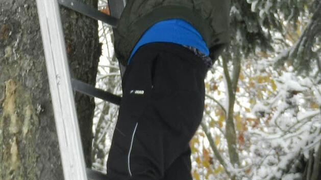 Mut gezeigt haben Sch&uuml;ler der Praxisklasse der Edmund-Grom-Mittelschule Hohenroth - hier zu sehen ist Philipp Fischer - um den Brutv&ouml;geln auf dem Vogelh&auml;uschenpfad am Schwarzen Moor wieder ein sauberes Quartier zu bieten.  Foto: privat