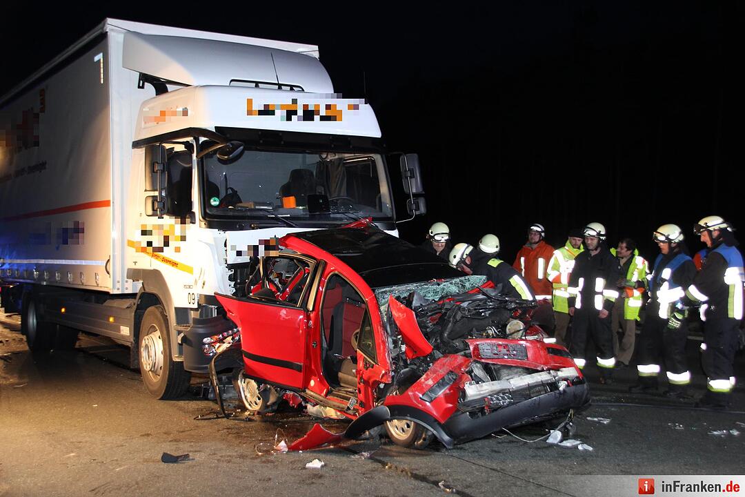 Lkw kracht auf A6 bei Nürnberg auf Stauende