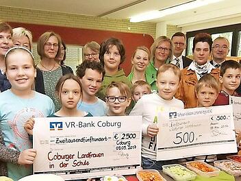 Viele gute Zutaten für ein gesundes Schulfrühstück haben die Coburger Landfrauen vorbereitet. Das Projekt "Coburger Landfrauen in der Schule" finanzieren in diesem Jahr die VR-Bank Coburg, Sparkasse Coburg-Lichtenfels, SÜC, Raiffeisen-Volksbank Lichtenfels-Itzgrund sowie der Kreisverband Coburg des Bayerischen Gemeindetags und der Ring junger Landfrauen. Die symbolischen Spendenschecks brachten die Vertreter der Banken und der SÜC in die Ahorner Grundschule mit. Foto: privat