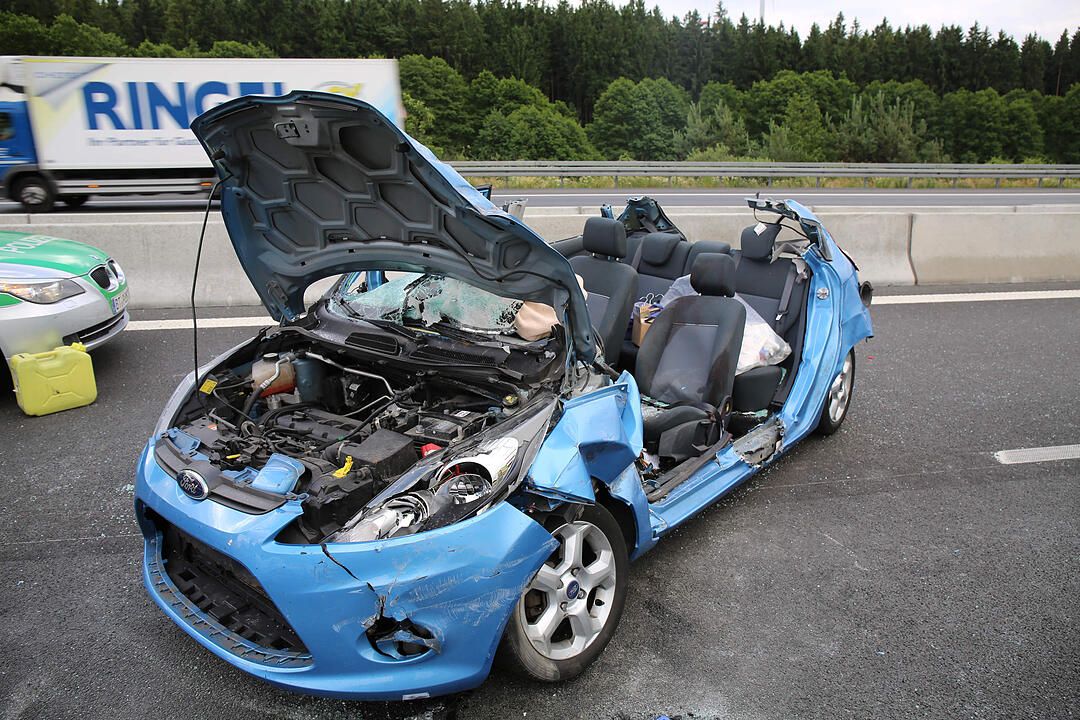 A9 im Kreis Bayreuth: Auto wird unter Lkw geschoben