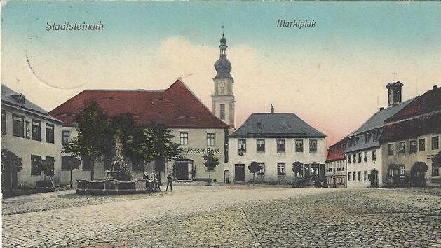 Der Marktplatz um 1908 mit der neu erbauten Kirche.Eine Idylle, die heute nicht mehr anzutreffen ist. Repro : Siegfried Sesselmann