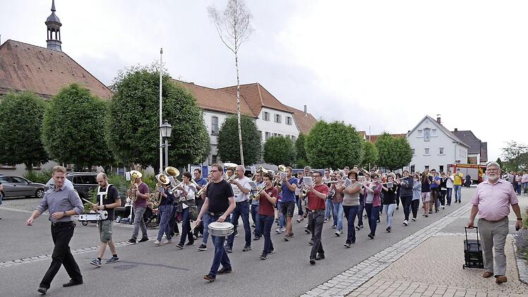 Exerzieren f&uuml;rs Oktoberfest: Das Obere Werntal wird beim Umzug 2017 vertreten sein. Foto: Uwe Eichler