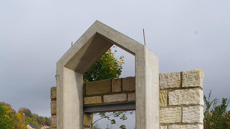 An der Kapelle auf dem Kronacher LGS-Gelände wird gebaut. Foto: Marco Meißner