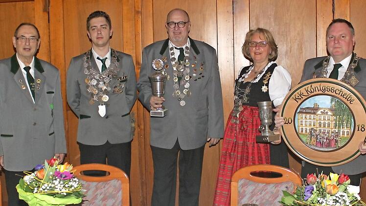 Ehrensch&uuml;tzenmeister Helmut Dittrich, Luftgewehr-K&ouml;nig Sebastian K&uuml;hnl, Pistolen-K&ouml;nig Leo Neidhard, Luftgewehr-K&ouml;nigin Charlotte Christmayr und Hauptk&ouml;nig Walter Lippert Foto: Wolfgang K&ouml;llner: