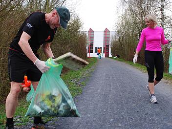 Die RunningBros Coburg testen die neue Trendsportart Plogging. Foto: Christoph Wiedemann