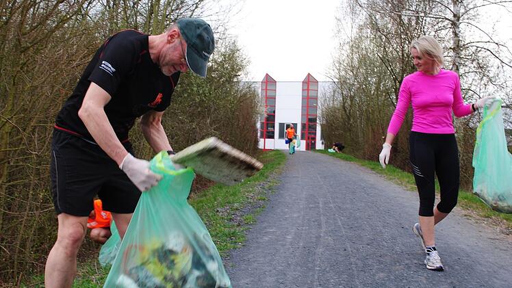 Die RunningBros Coburg testen die neue Trendsportart Plogging. Foto: Christoph Wiedemann