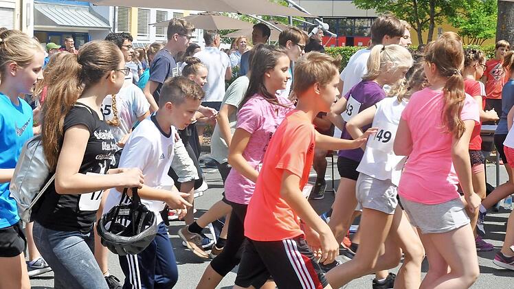 Die Gymnasiasten beim Spendenlauf Foto: MGL