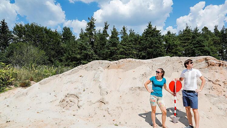 Mitten in die Sandgrube ist der Dartpfeil eingeschlagen.