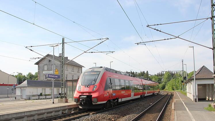 Heute halten am Steinbacher Bahnhof Regionalexpress-Züge. Foto: Andreas Schmitt