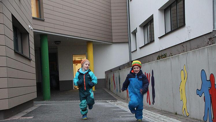 Die Brüder Paul und Anton Fronczek aus Bad Brückenau kommen schon bald in die Schule. Foto: Ulrike Müller