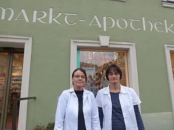 Die beiden Apothekerinnen Birgit Rosbigalle und  Martina Seuberth vor ihrer Markt-Apotheke in Muggendorf, die sie zum  Quartalsende schließen müssen Foto: Thomas Weichert