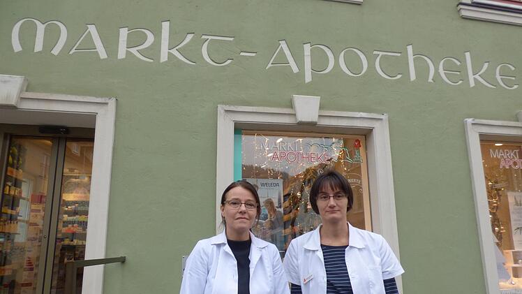 Die beiden Apothekerinnen Birgit Rosbigalle und  Martina Seuberth vor ihrer Markt-Apotheke in Muggendorf, die sie zum  Quartalsende schließen müssen Foto: Thomas Weichert