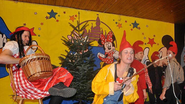 "Schneewittchen" (Mario Wirsing) und die Sieben Zwerge. Foto: Petra Heurich