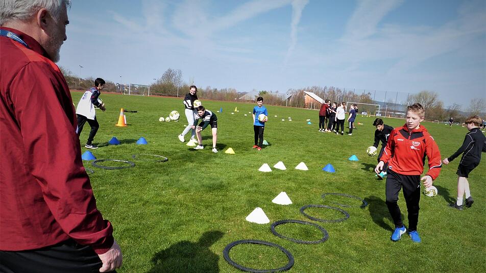 Ex-Profi J&ouml;rg Dittwar bei einem Jugendtraining in Kulmbach im vergangenen Jahr an der Station "Zielschie&szlig;en" Foto: Werner Rei&szlig;aus
