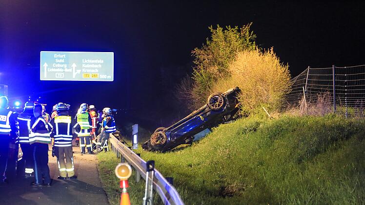 "Es waren Schutzengel im Spiel": Sportwagen &uuml;berschl&auml;gt sich mehrfach auf Autobahn
