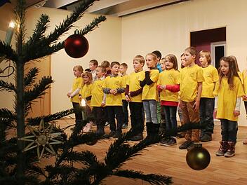 Schüler der Züntersbacher Grundschule erzählten von den Gepflogenheiten, wie in anderen Ländern Weihnachten gefeiert wird.  Foto: Steffen Vetter