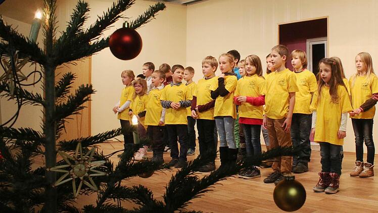 Schüler der Züntersbacher Grundschule erzählten von den Gepflogenheiten, wie in anderen Ländern Weihnachten gefeiert wird.  Foto: Steffen Vetter