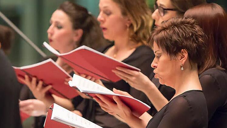 Unter Leitung von Lorenzo da Rio (kleines Foto unten) gestaltete der Chor des Landestheaters ein anspruchsvolles Konzert mit Werken der Romantik. Beteiligt waren auch Mitglieder des Philharmonischen Orchesters. Fotos: Albert Höchstädter