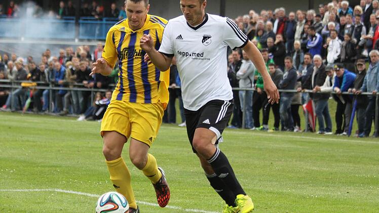 René Schrettenbrunner (r., hier im Trikot des TSV Röttenbach) stürmt ab der Rückrunde für den TKV Forchheim.  Foto: Uwe Kellner