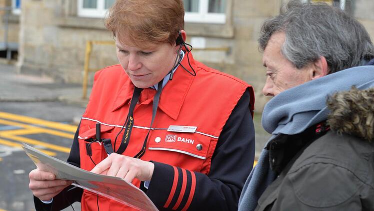 Reisendenlenkerin Ellen Mainbauer hilft Fahrgästen am Bamberger Bahnhof, den richtigen Bus zu bekommen. Foto: Ronald Rinklef