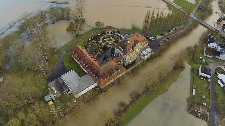 Bei Itz-Hochwasser ein echtes Wasserschloss: die Seniorenresidenz Gleusdorf. Fotos: Andreas Köhler ((3)/Ralf Kestel