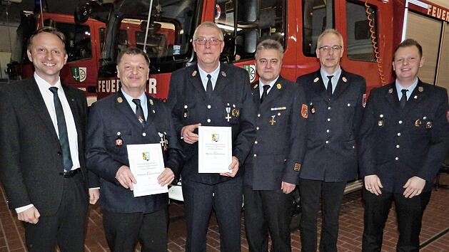Mit Ehrenzeichen in Gold und Silber zeichnete Kreisbrandinspektor Fritz Zimmermann Thomas Zimmermann und Martin P&ouml;hlmann aus. Unser Bild zeigt (von links) B&uuml;rgermeister Robert Bosch, Thomas Zimmermann, Martin P&ouml;hlmann, Fritz Weinlein, Kreisbrandmeister Michael K&ouml;del und Kommandant Christoph Zimmermann.  Foto: Werner Rei&szlig;aus