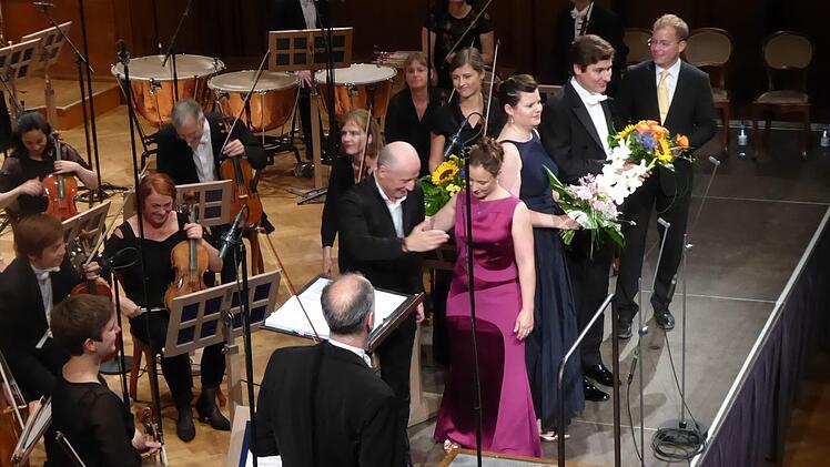 Nach dem Lobgesang: Paavo Järvi, Christina Landshamer, Marie Henriette Reinhold, Patrick Grahl und der Kölner Chorleiter Philipp Ahmann. Foto: Gerhild Ahnert