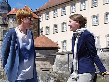 Bereits im Jahr 2017 war Anja Dechant-Sundby (l.) ein Teil des Teams der Rosenberg-Festspiele in Kronach. Nun übernimmt sie die Leitung. Unser Bild zeigt sie mit Schauspielerin Susanne Rösch. Foto: Archiv/Marco Meißner