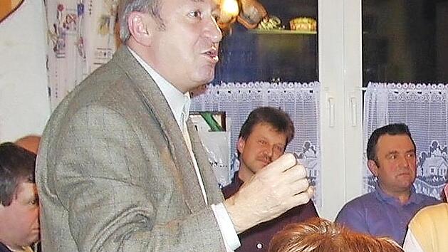 Theo Raab in seinem Element bei einer B&uuml;rgerversammlung in Obersdorf im Jahr 2001