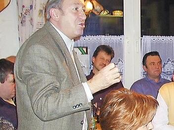 Theo Raab in seinem Element bei einer Bürgerversammlung in Obersdorf im Jahr 2001