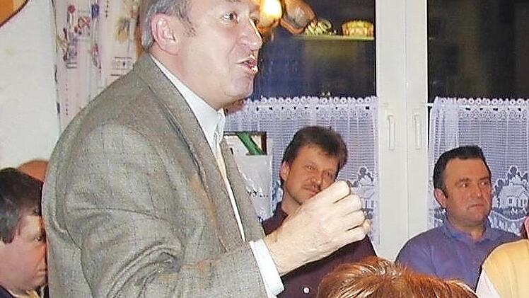 Theo Raab in seinem Element bei einer Bürgerversammlung in Obersdorf im Jahr 2001