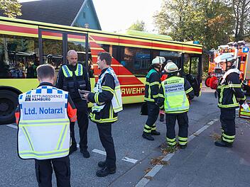 Zwei Busse in Hamburg zusammengestoßen