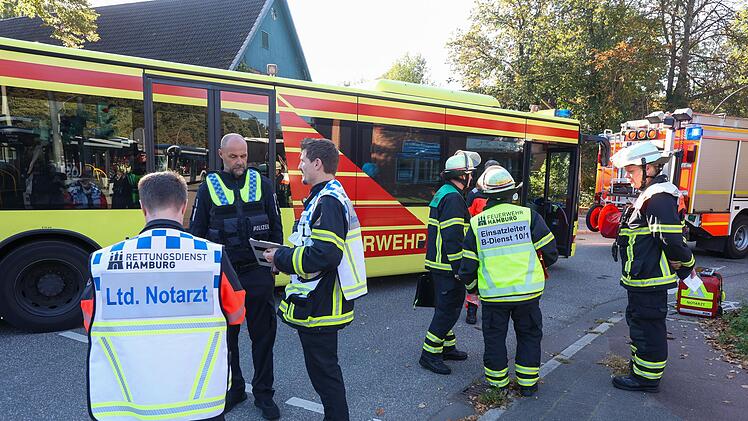 Zwei Busse in Hamburg zusammengestoßen