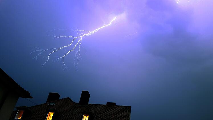 Blitze &uuml;ber einem Wohnhaus