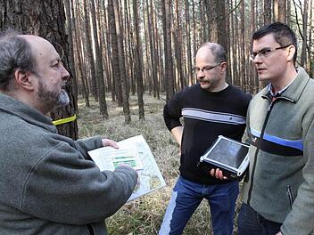 Forstdirektor Michael Kreppel (l.) und die neue Klimafachkraft Marco Kunz (r.) informieren Waldbesitzer Norbert Winkelmann darüber, welche Umbaumaßnahmen in dessen Wald in der Zukunft anstehen. Foto: Erlwein