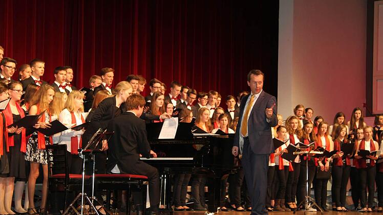 Hubertus Baumann verlangte dem riesigen MGF-Schulchor einiges an Leistung ab - Traditionals, das "Il est bel et bon" aus dem 16. Jahrhundert, Zigeunerlieder und sogar ein israelischer Volkstanz meisterten die Sänger - und tanzten sogar noch dazu