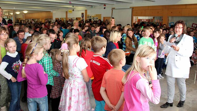 Rektorin Gröger begrüßt die Gäste. Foto: Johanna Blum